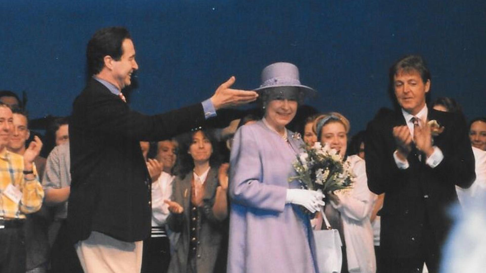 Queen Elizabeth und Paul McCartney in Liverpool. Fotografin Monica Simon aus Baden-Baden war bei dem Termin am 7. Juni 1996 mit ihrem Mann Christian als Gast eingeladen.