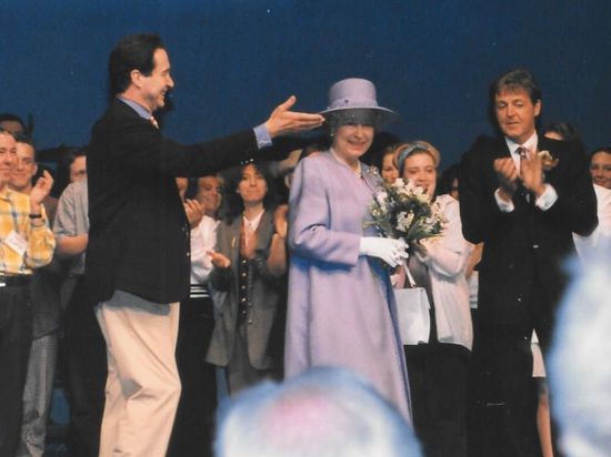 Queen Elizabeth und Paul McCartney in Liverpool. Fotografin Monica Simon aus Baden-Baden war bei dem Termin am 7. Juni 1996 mit ihrem Mann Christian als Gast eingeladen.