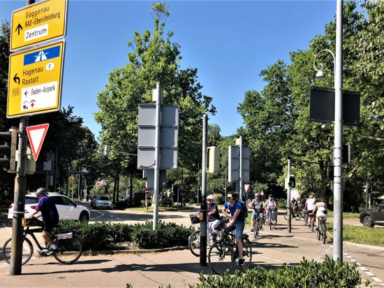 Radfahrer überqueren den Verfassungsplatz