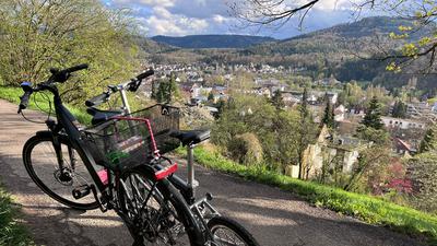 Über zwei Fahrräder hinweg bietet sich eine schöne Aussicht auf Baden-Baden.