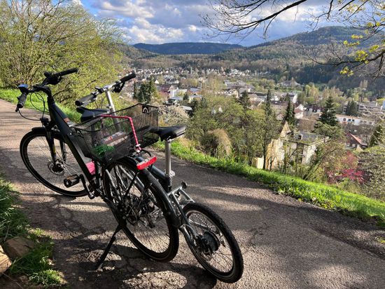 Über zwei Fahrräder hinweg bietet sich eine schöne Aussicht auf Baden-Baden.