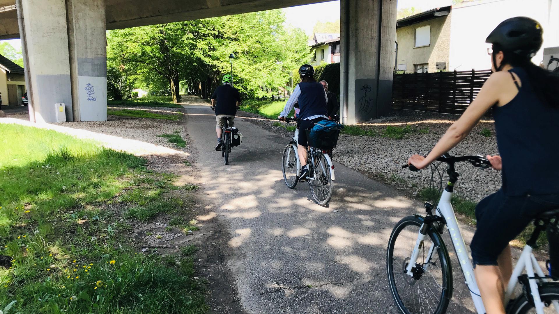 Radfahrer sind auf der Grünen Einfahrt in Baden-Baden unterwegs. 