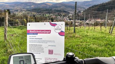 Ein Schild bei der Marienkapelle auf dem Eckberg in Baden-Baden weist auf die Radschnitzeljagd hin.
