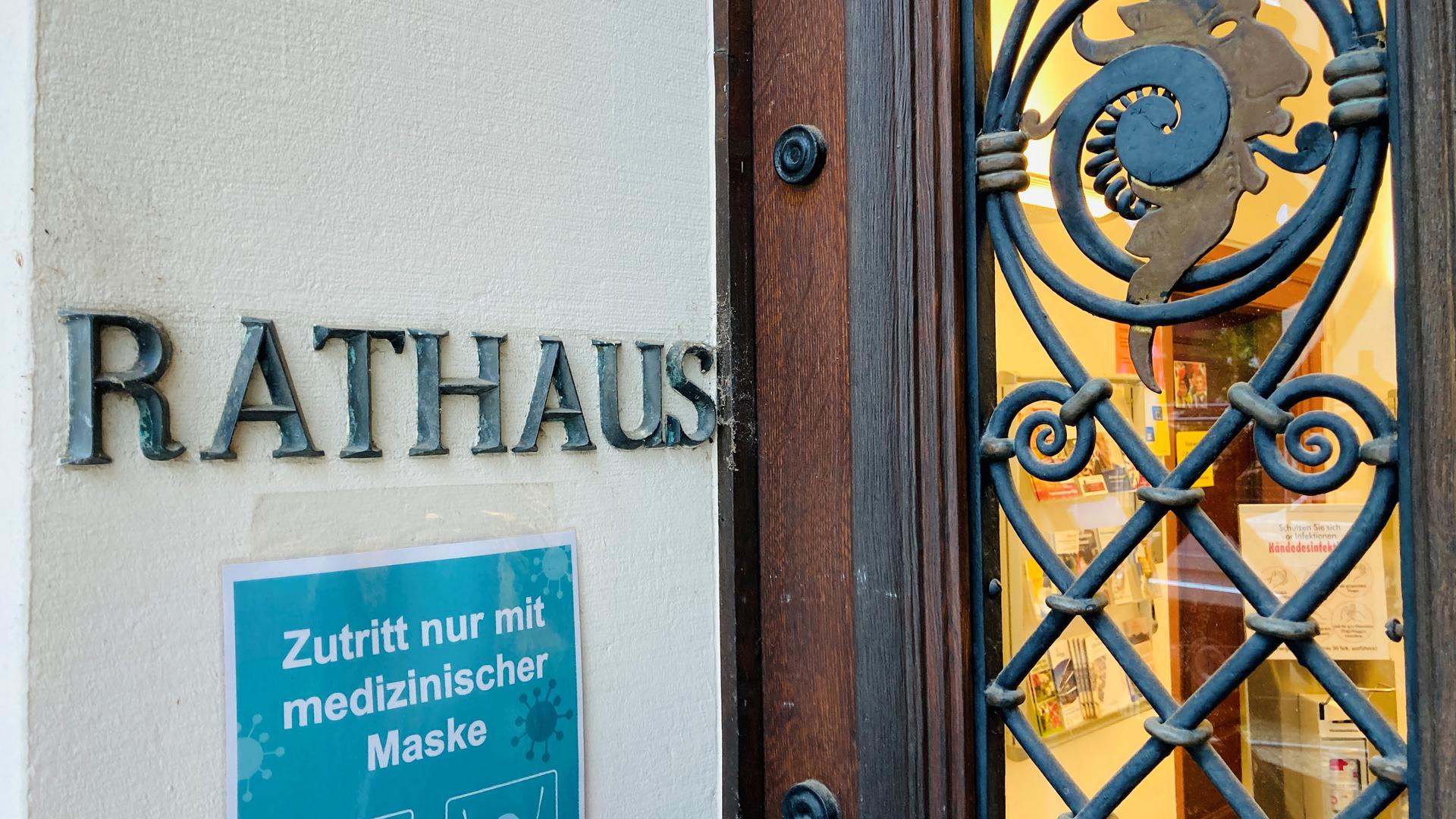 Eingang zum Rathaus in Baden-Baden.