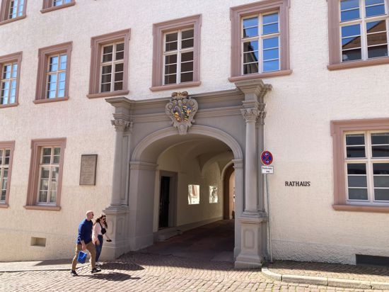 Eingang zum Rathaus in Baden-Baden.