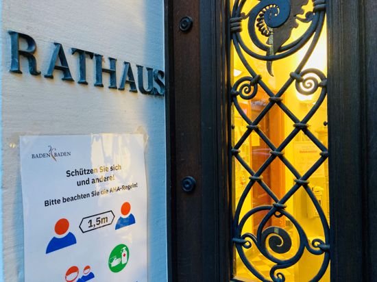 Neben einer Tür am Rathaus Baden-Baden steht der Schriftzug Rathaus. 