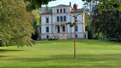 Die acht Meter hohe Rose aus Stahl von Isa Genzken steht seit 30 Jahren vor der Villa Schriever an der Lichtentaler Allee in Baden-Baden.