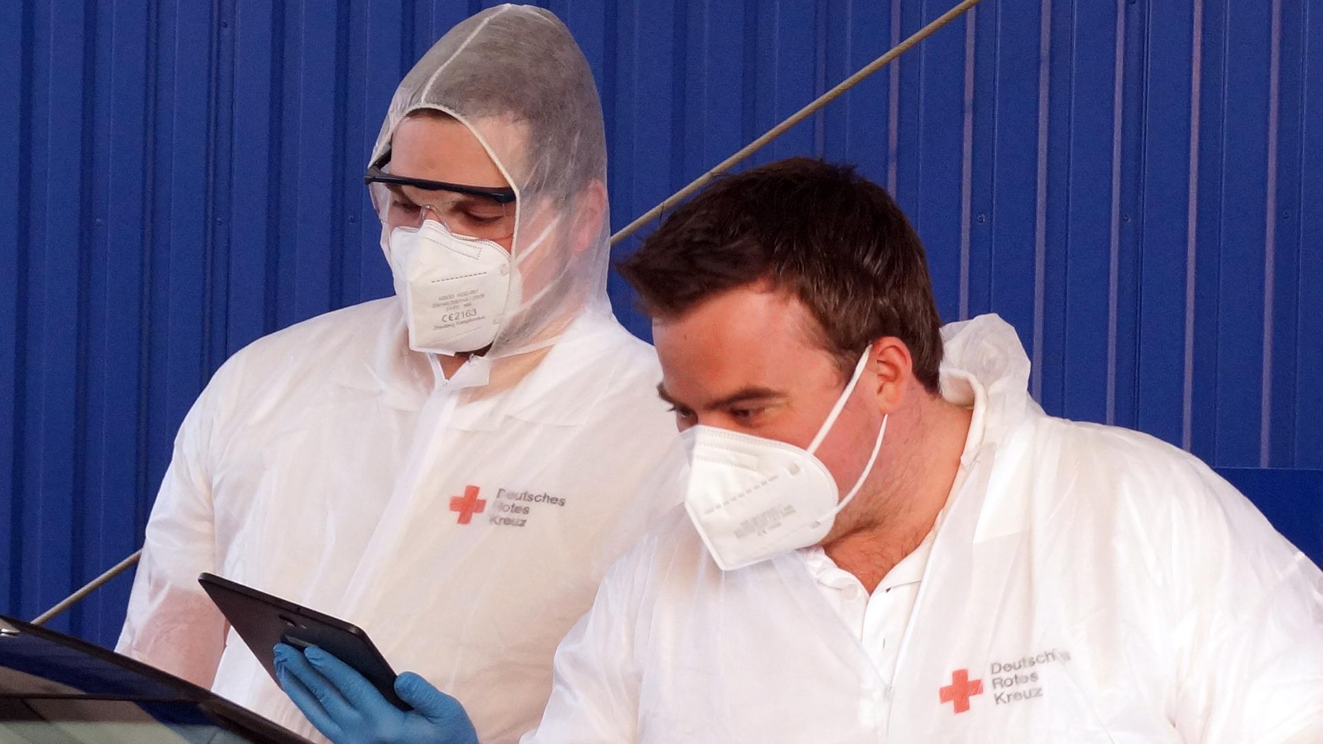  Rotkreuzler im Einsatz: Zusammen mit dem Team der Marienapotheke kümmern sich DRK-Helfer beim Testzentrum in Baden-Oos um die Registrierung der Testwilligen und die kostenfreien Nasenabstriche.                              