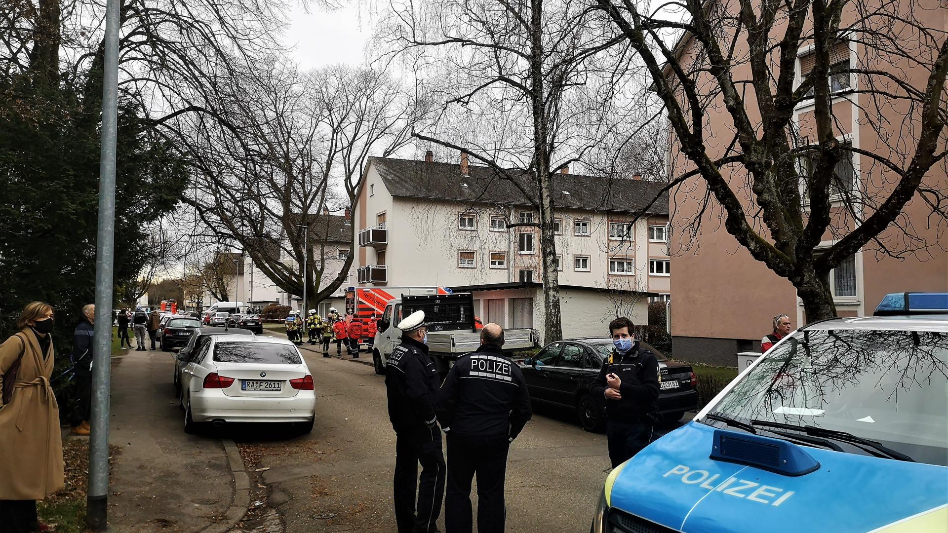 Die Polizei riegelt den Einsatzort in der Danziger Straße weiträumig ab.