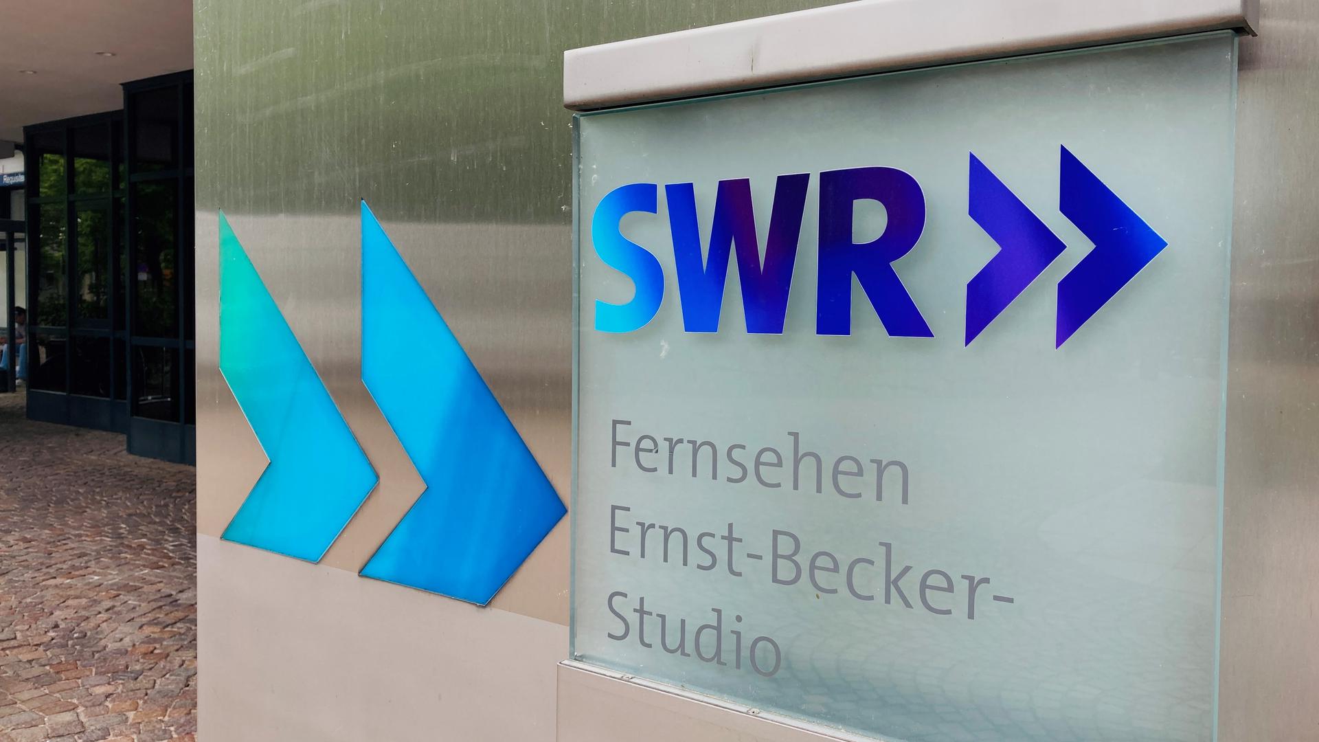 Ein SWR-Logo mit dem Hinweis auf das SWR-Fernsehen und die Ernst-Becker-Studios am Senderstandort in Baden-Baden. 