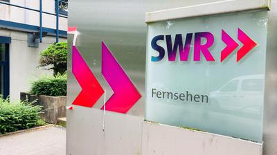 Vor dem Eingang am Standort Baden-Baden des Südwestrundfunks ist das Logo des SWR zu sehen. 