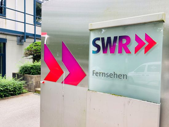 Vor dem Eingang am Standort Baden-Baden des Südwestrundfunks ist das Logo des SWR zu sehen. 