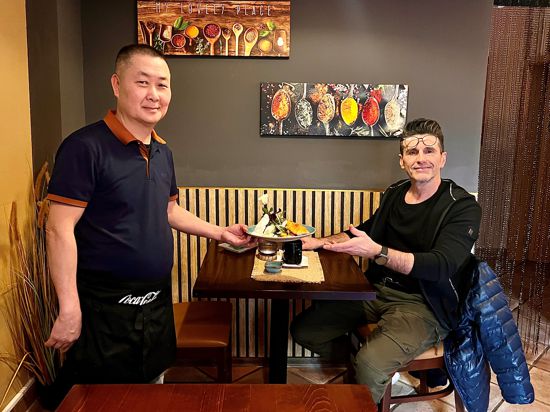 Zoran Zeljko (rechts) entdeckte das neue Restaurant Saigon Kitchen zu-fällig beim Bummel durch die Fußgän-gerzone, ihm schmeckt die Küche von Hong Cuong Nguyen.               