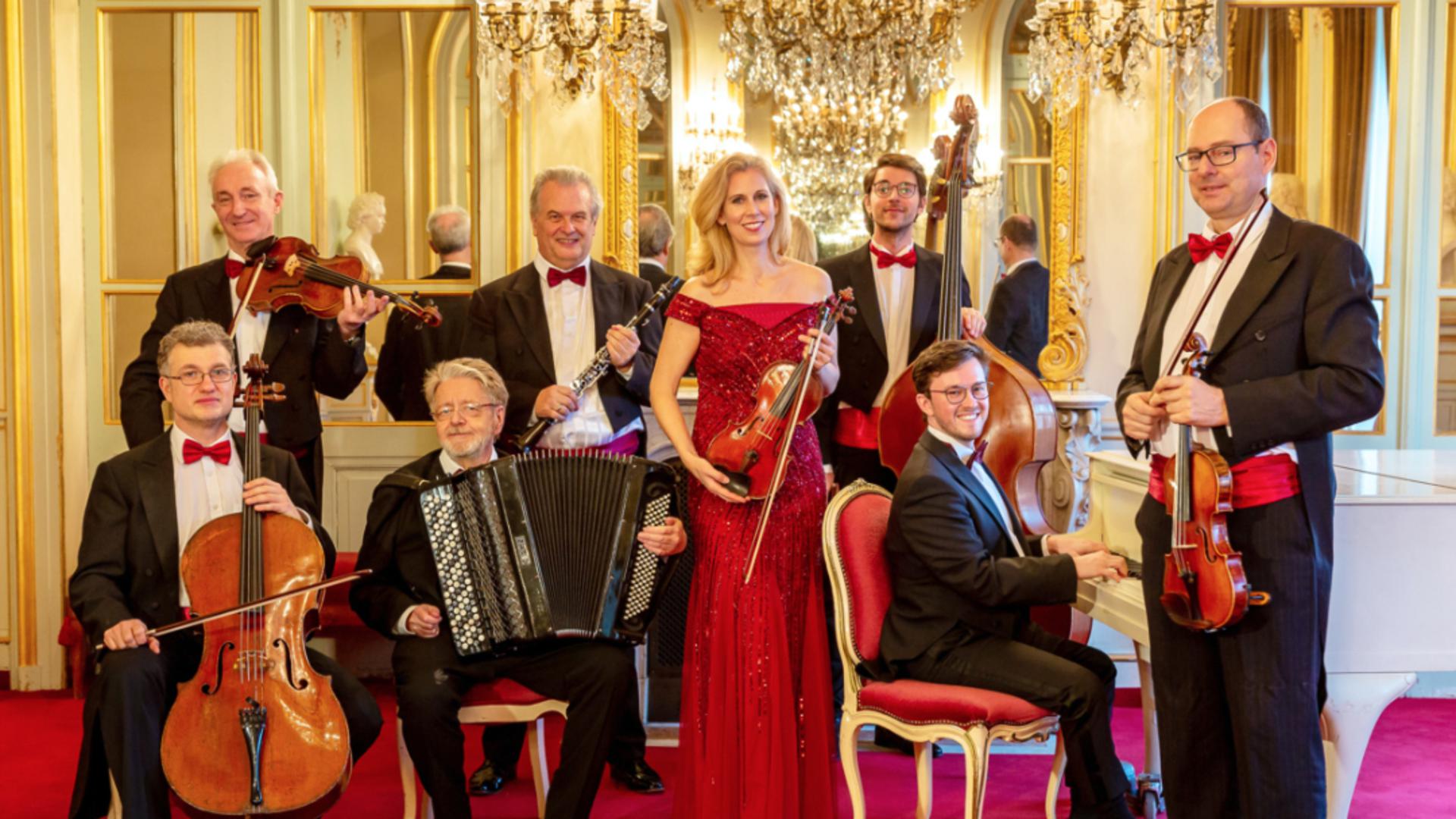 Das Salonorchester Baden-Baden zusammen mit seinen Instrumenten in einem Saal des Theaters Baden-Baden.