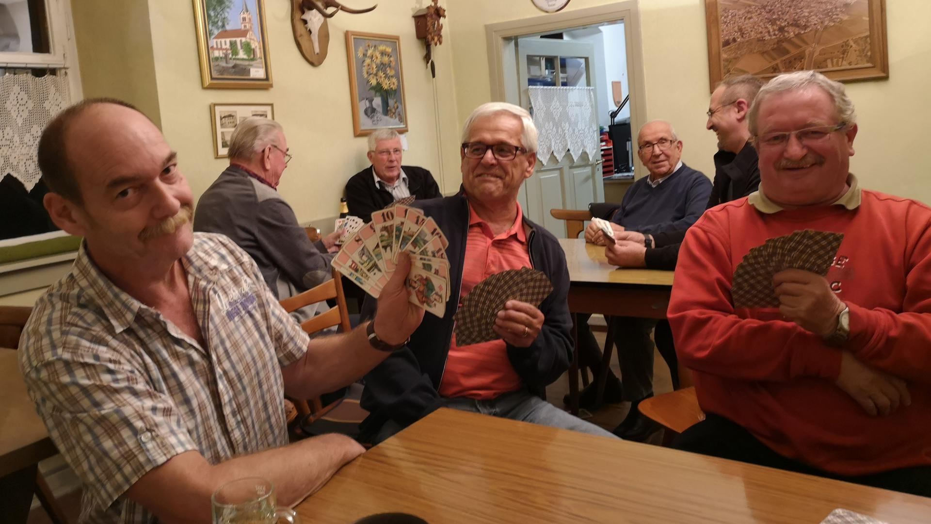 Der Heimatverein Sandweier beim gemütlichen Kartenspielen.