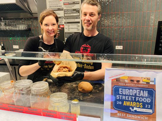  Eva-Maria Schrempp und Tiljaus Lukaj bereiten im „Porcobrado“ ein Sandwich zu. Das Produkt mit italienischen Wurzeln wurde beim European Street Food Festival als bestes europäisches Sandwich prämiert. 