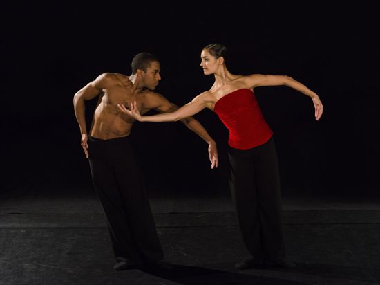 Modernes brasilianisches Ballett bringt die São Paulo Dance Company ins Festspielhaus Baden-Baden. Unter anderem zeigen Ana Paula Camargo und Nielson Souza einen Pas de Deux zu Musik aus Igor Strawinskys Feuervogel.