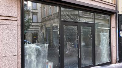 Das Schaufenster eines Geschäfts in der Baden-Badener Innenstadt ist mit Plastikfolie verhängt.