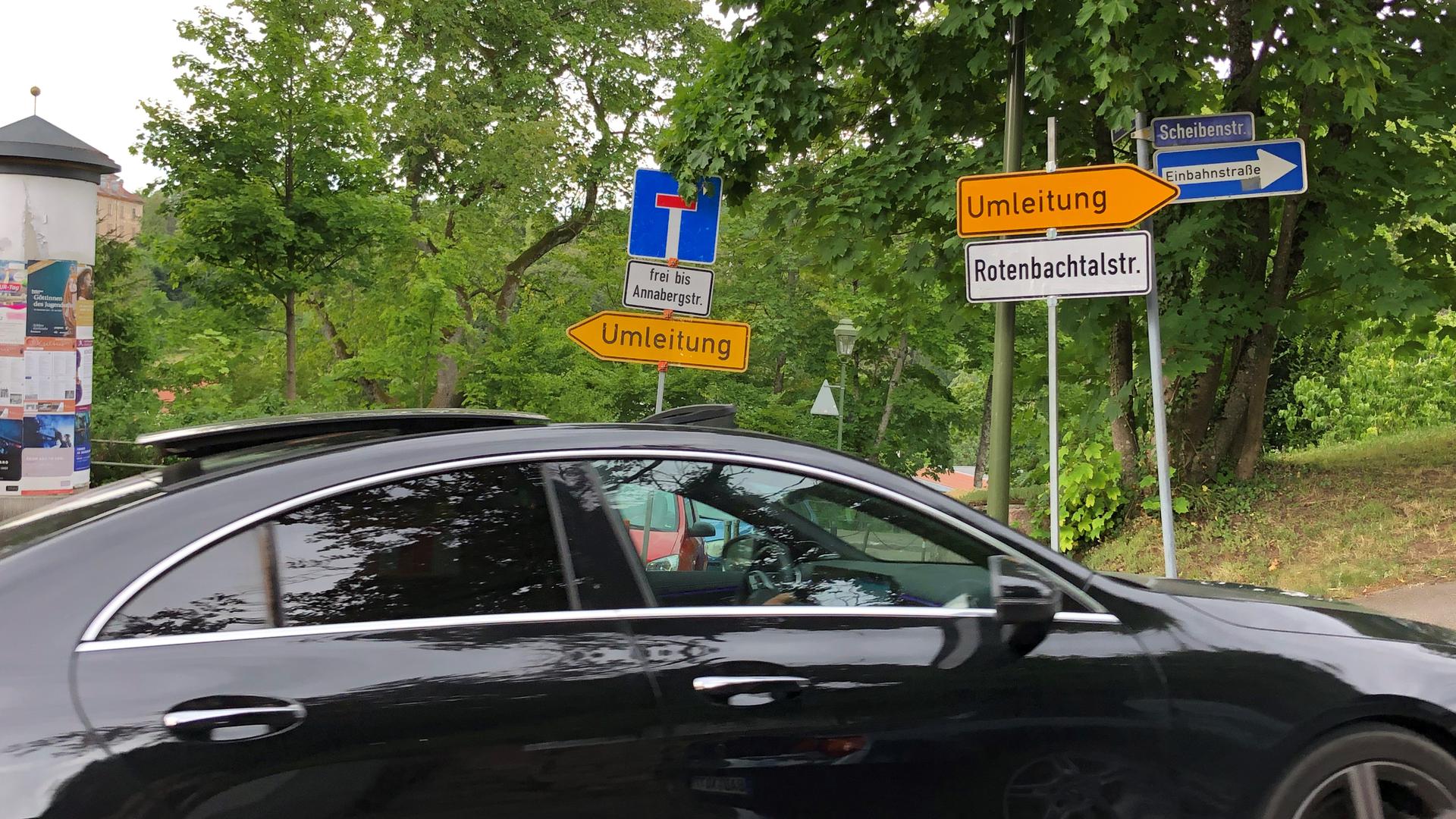 An der Ecke Scheiben-/Vincentistraße war über Tage hinweg der Gemeindevollzugsdienst im Einsatz, um die Autos aneinander vorbeizudirigieren. 