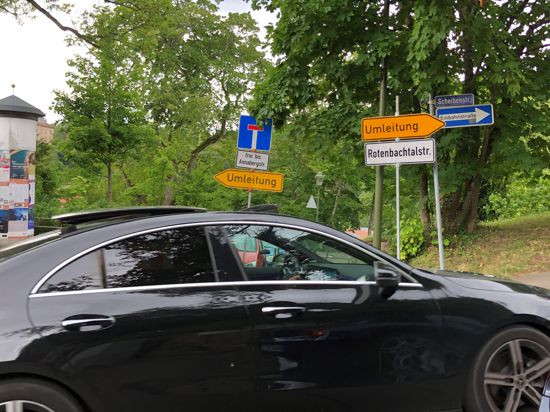 An der Ecke Scheiben-/Vincentistraße war über Tage hinweg der Gemeindevollzugsdienst im Einsatz, um die Autos aneinander vorbeizudirigieren. 