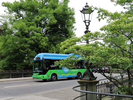 Bus auf der Schillerbrücke in Baden-Baden