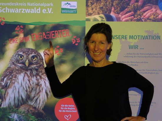 Susanne Schönberger vom Vorstand des Freundeskreises Nationalpark Schwarzwald steht vor Werbetafeln des Vereins