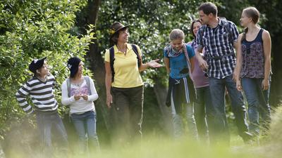 Ein Schwarzwald-Guide ist mit einer Gruppe in der Natur unterwegs