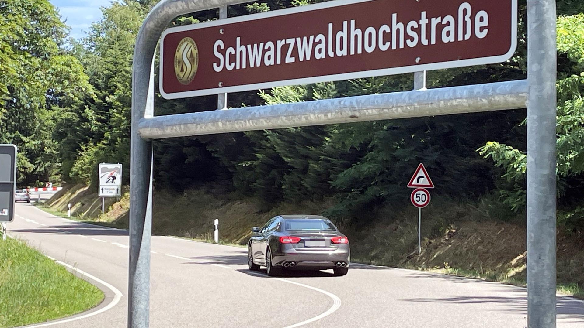 Autos fahren auf der Schwarzwaldhochstraße.