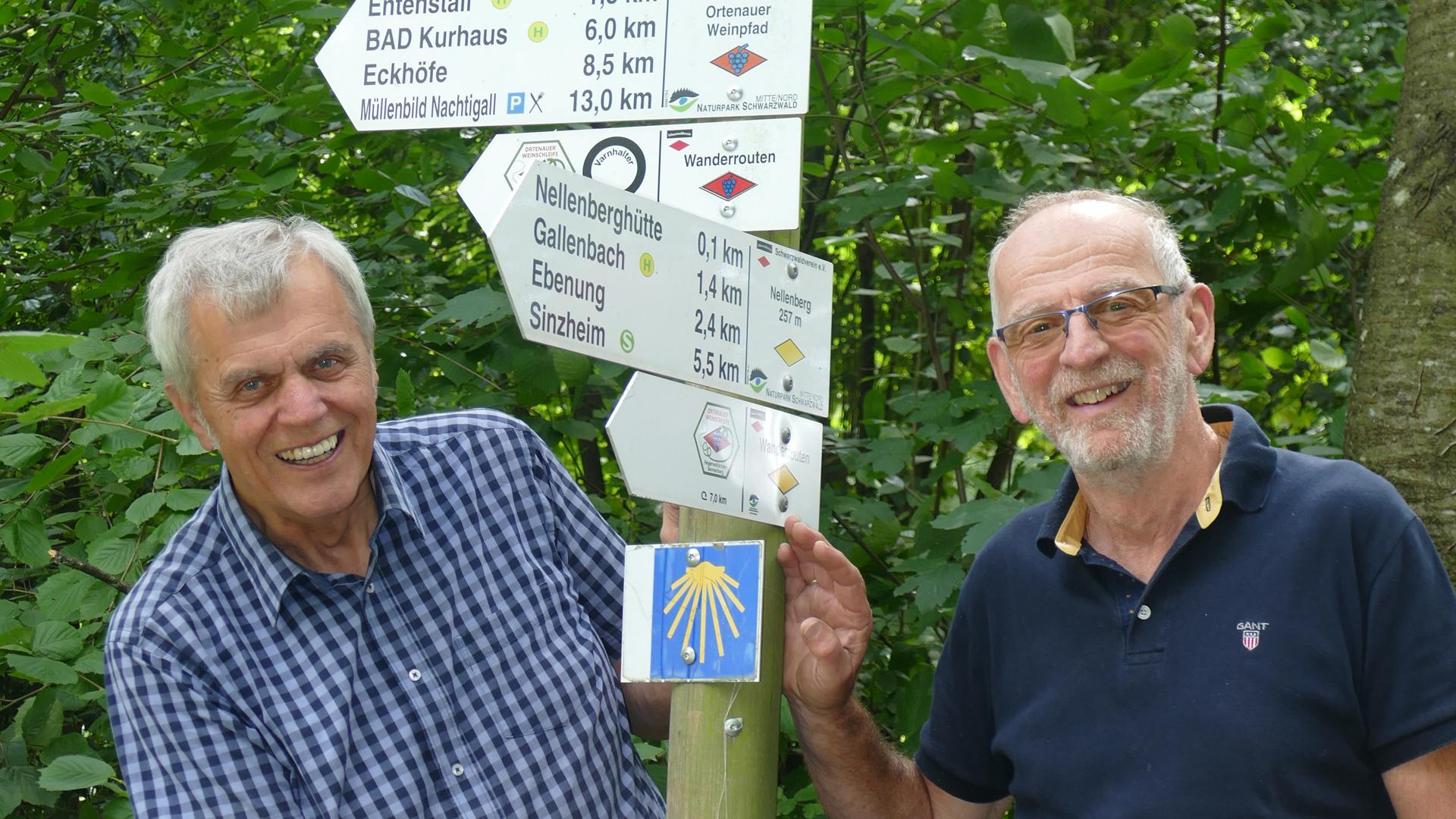 Karl Keller und Gerd Seiert an Wanderwegweisern