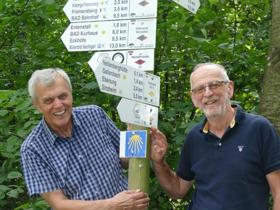 Karl Keller und Gerd Seiert an Wanderwegweisern