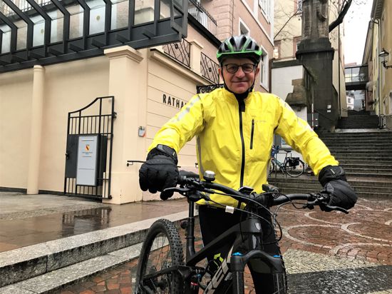 Siegfried Schmich steht mit seinem Fahrrad vor dem Baden-Badener Rathaus.