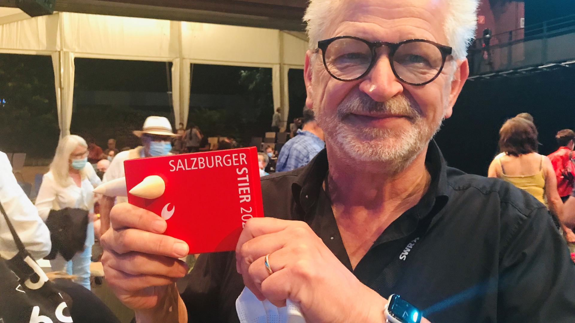 Für sein Engagement für den renommierten Kabarett-Preis Salzburger Stier bekam Ekkehard Skoruppa bei der Veranstaltung im Tollhaus in Karlsruhe einen „Dankes-Stier“.