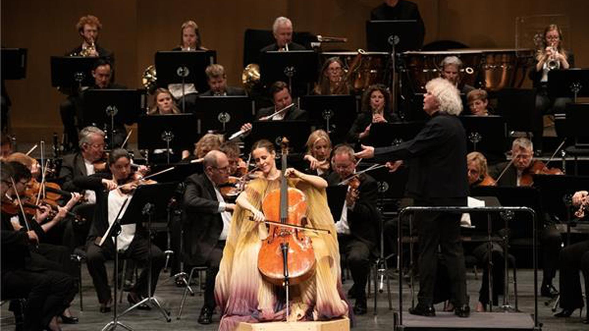 Freut sich wieder im Festspielhaus Baden-Baden zu sein: Simon Rattle mit dem London Symphony Orchestra und Cellistin Sol Gabetta.