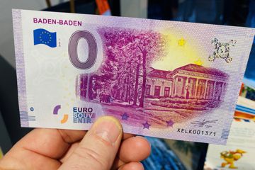 Ein 0-Euro-Schein mit der Aufschrift Baden-Baden und dem Kurhaus und der Allee als Motiv.