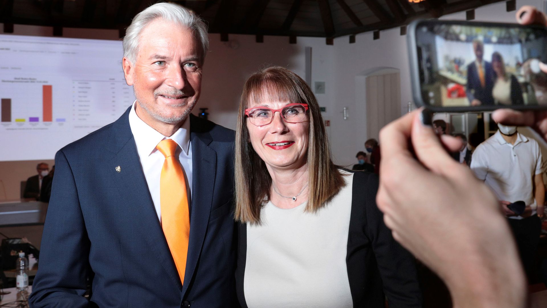 Dietmar Späth freut sich mit seiner Frau Susanne über seinen Erfolg im ersten Durchgang bei der Oberbürgermeisterwahl in Baden-Baden. 
