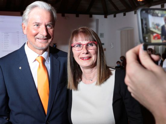 Dietmar Späth freut sich mit seiner Frau Susanne über seinen Erfolg im ersten Durchgang bei der Oberbürgermeisterwahl in Baden-Baden. 