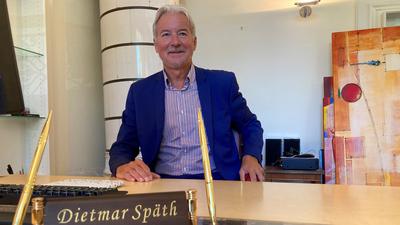 Der neue Chef: Das Schild für den Schreibtisch hat Dietmar Späth von seinem bisherigen Rathaus-Team in Muggensturm geschenkt bekommen.