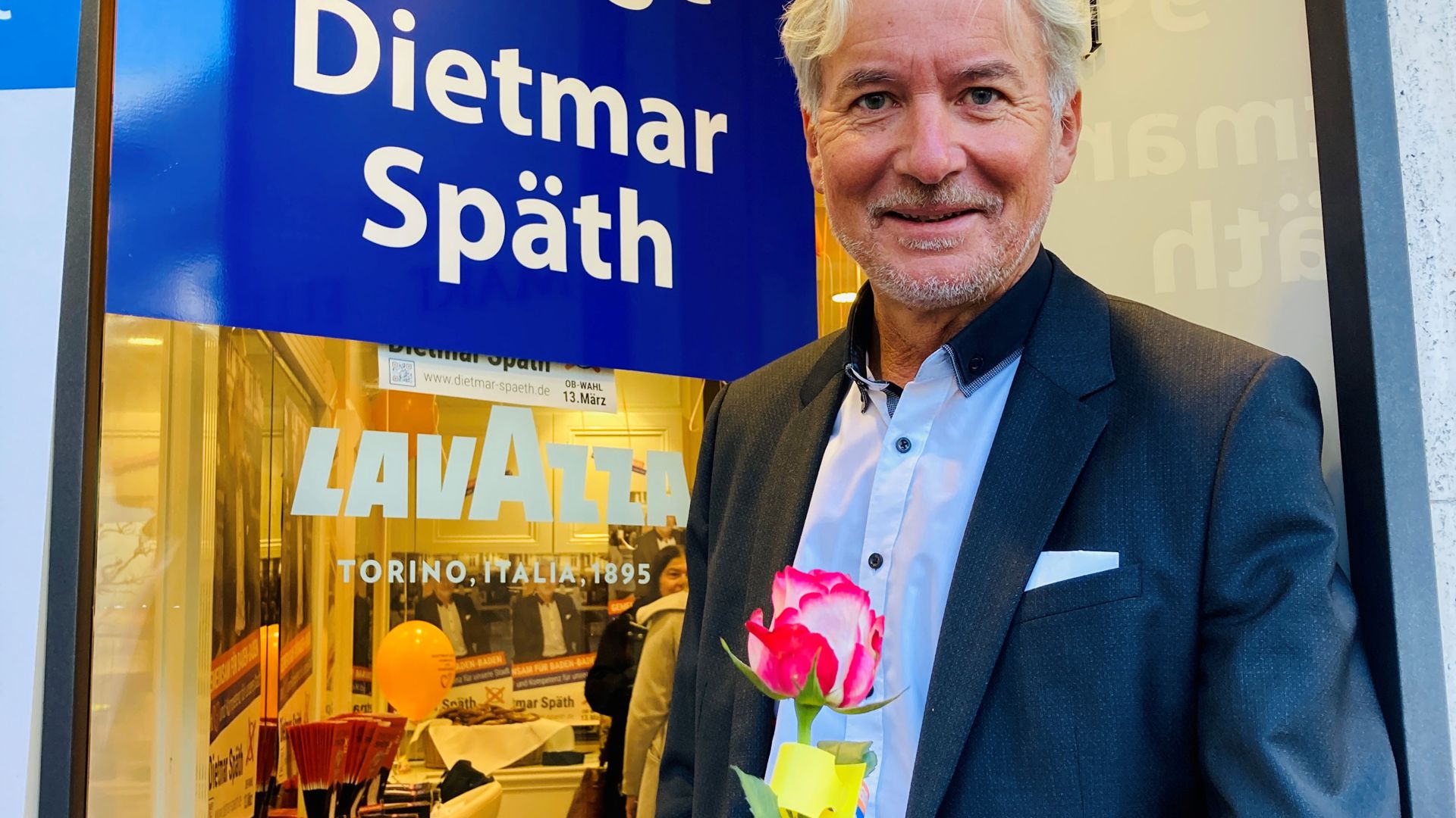  Der Muggensturmer Bürgermeister Dietmar Späth möchte Oberbürgermeister in Baden-Baden werden. In der Fußgängerzone hat er eine OB-Wahl-Lounge eröffnet. 