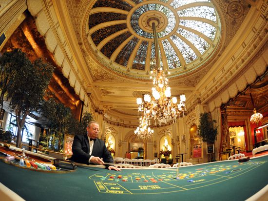 Wolf-Dieter Keitel, Croupier im Casino Baden-Baden, sitzt in der Spielbank im «Wintergarten-Saal» an einem französischen Roulette-Tisch. 