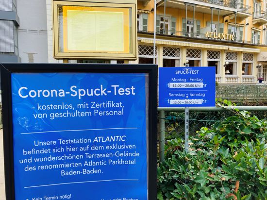  In Baden-Baden bietet eine Corona-Teststation einen kostenlosen Spucktest mit Zertifikat an. 