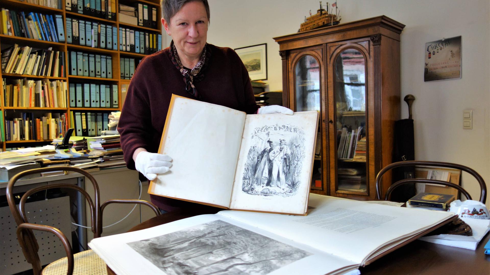 Heike Kronenwett, Leiterin des Stadtmuseums und Stadtarchivs Baden-Baden, zeigt kostbare historische Bildbände, die teilweise bereits digital erfasst sind.