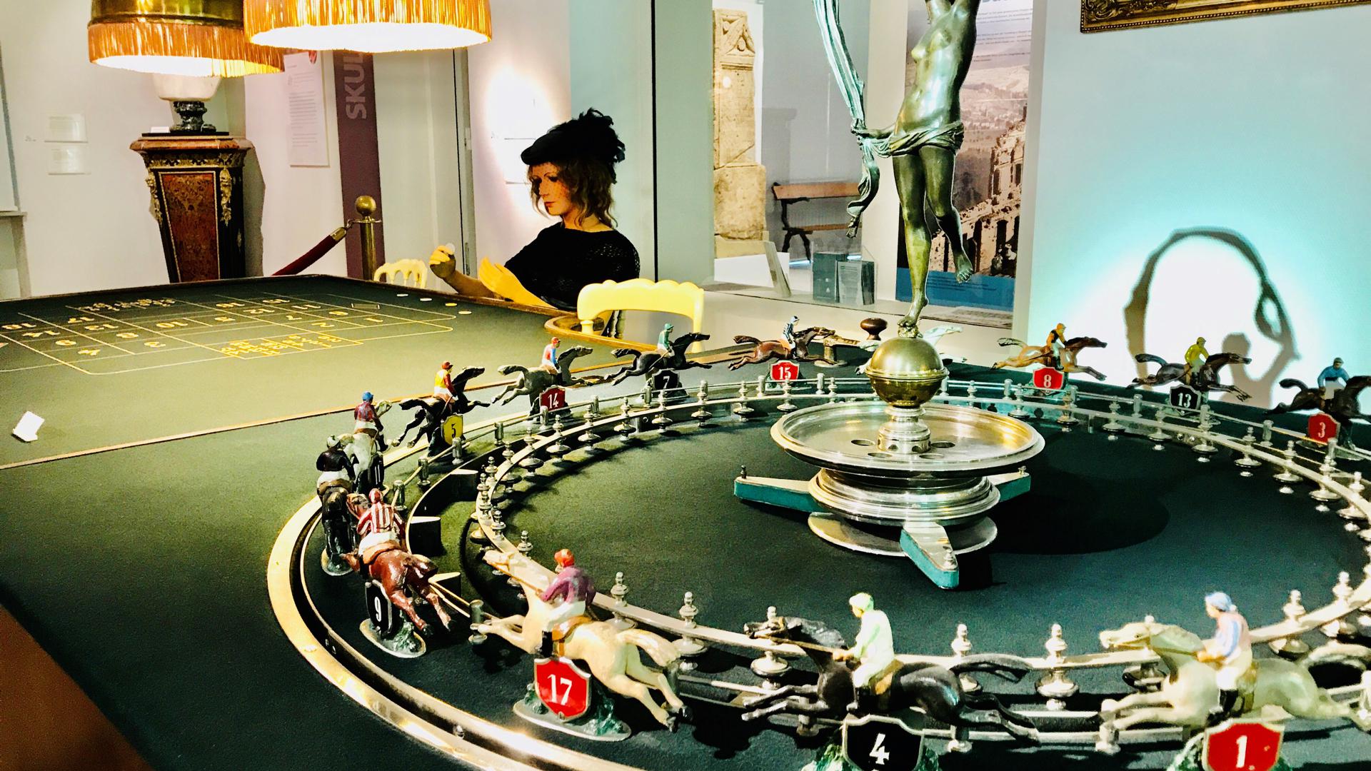 Ein Schmuckstück im Stadtmuseum ist der Roulettetisch aus dem Casino Baden-Baden.  Das wertvolle Exponat stammt aus der Zeit um 1920 und wurde in Paris gefertigt.