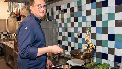 Der mit einem Michelin-Stern ausgezeichnete Koch Malte Kuhn von Maltes Hidden Kitchen in Baden-Baden bereitet in seiner Küche Pilze zu.