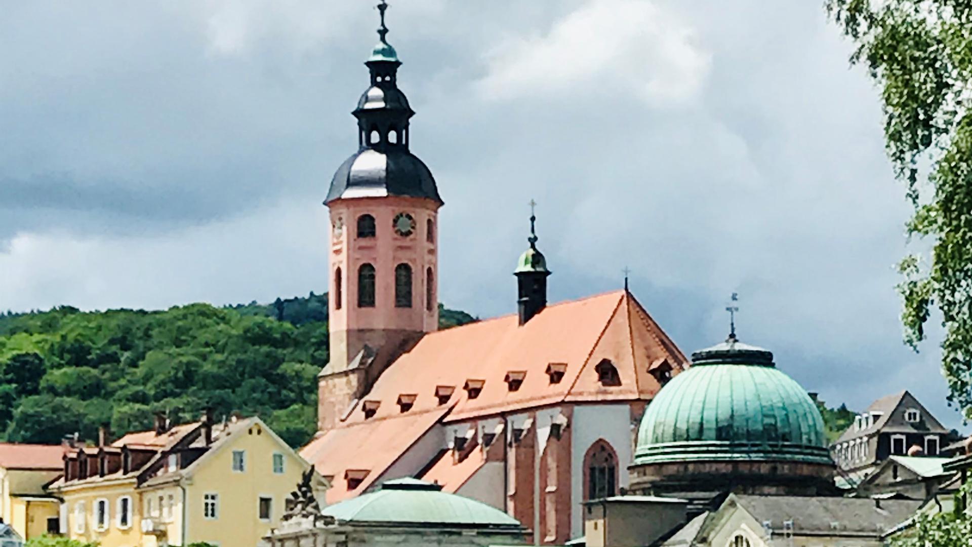 Über der Altstadt von Baden-Baden mit der Stiftskirche sind graue Wolken aufgezogen.