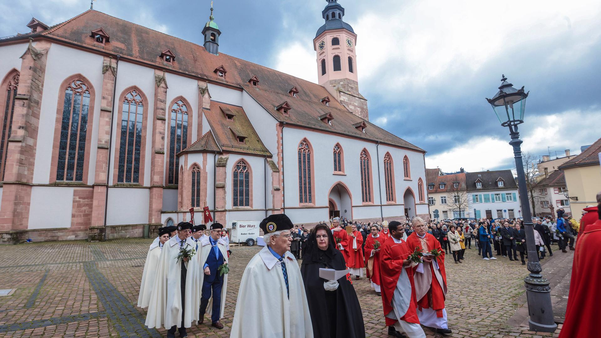 Geistliche und Ministranten vor der Stiftskirche in Baden-Baden.