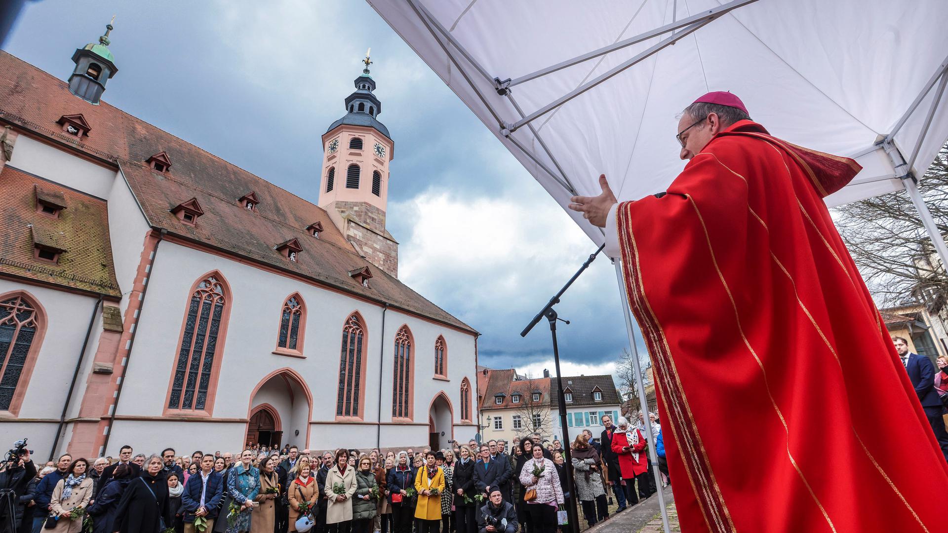 Bei der Wiedereröffnung der Stiftskirche in Baden-Baden beginnt der Gottesdienst mit der Palmweihe unter freiem Himmel. 
