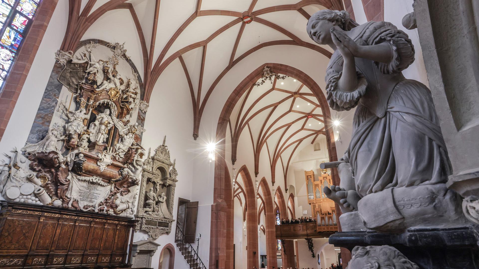 Für 7,2 Millionen Euro wurde die Stiftskirche in Baden-Baden in zwei Etappen saniert. Der Innenraum ist jetzt viel heller. 