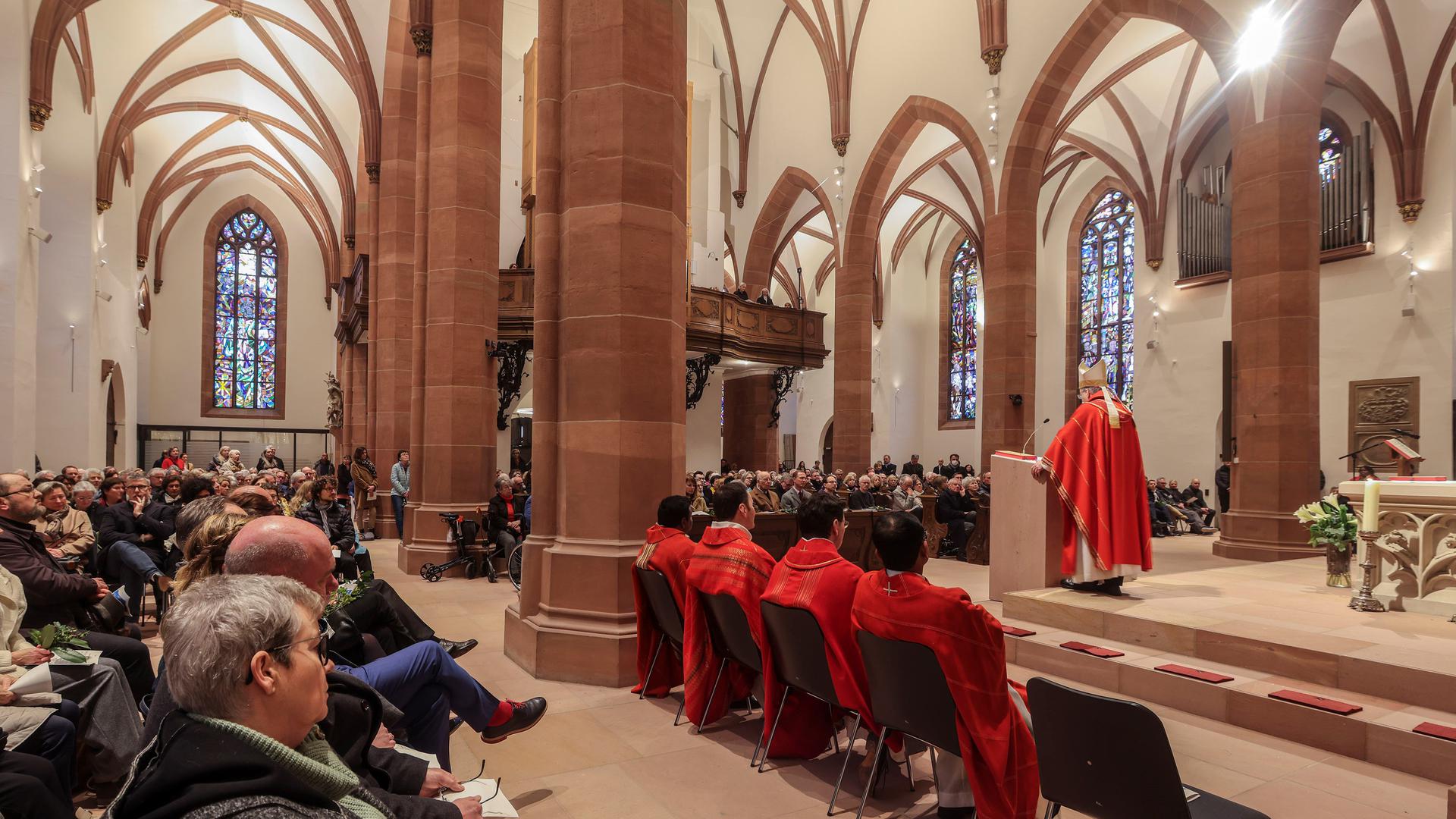 Weihbischof Christian Würtz spricht in der Stiftskirche Baden-Baden zur Gemeinde.