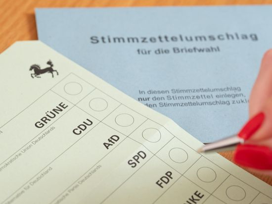 Ein Stimmzettel für die Briefwahl für die Landtagswahl am 14. März 2021 in Baden-Württemberg liegt auf einem Tisch (gestellte Szene). 