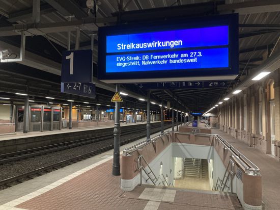 Gähnende Leere herrscht am Montagmorgen am Bahnhof Baden-Baden.